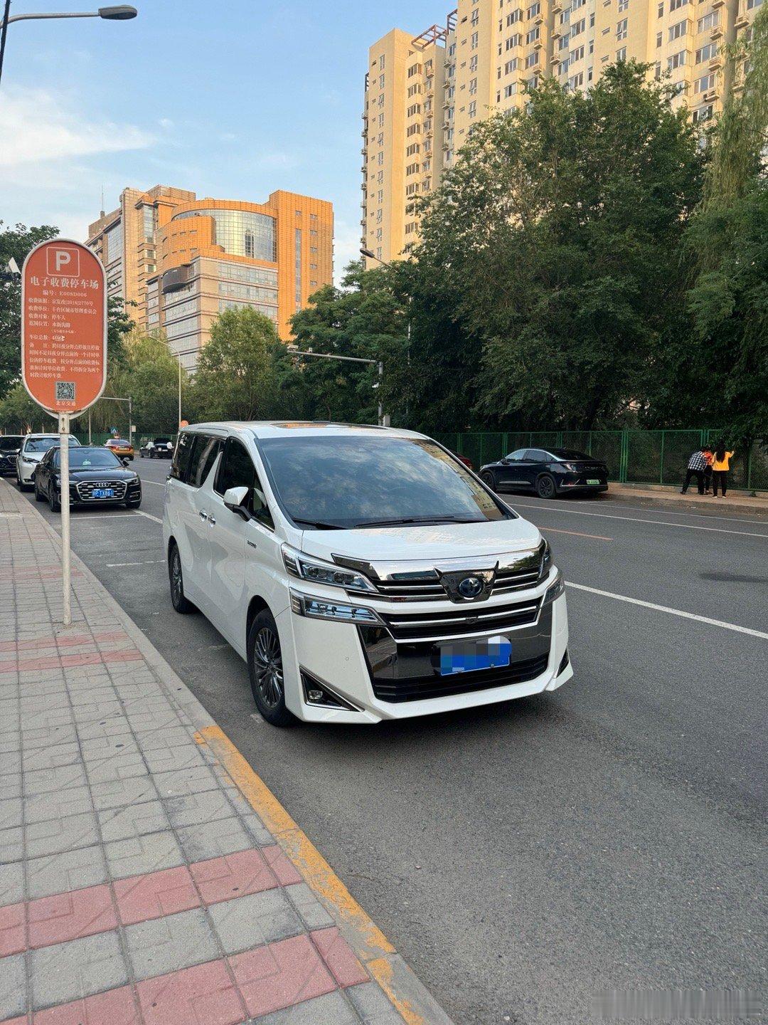 都是丰田大面包子，一个比另一个贵100w…..合理吗？#大v聊车# ​​​