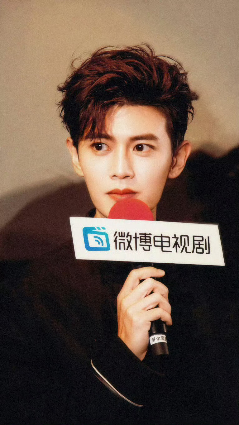 任嘉伦  “你眼中的点点星光，是我将一生奔赴的星辰.” "𝓣𝓱𝓮 𝓼𝓽