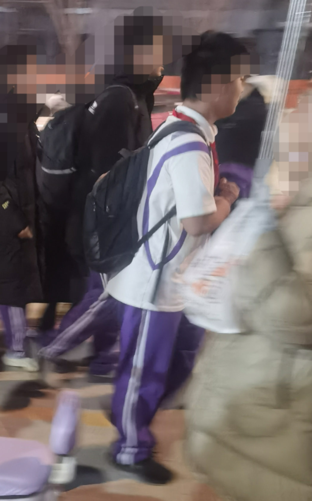 果然是小孩有火力啊，刚刚看到个小男生就穿个短袖体恤，这么冷的天，我都厚羽绒服啦 