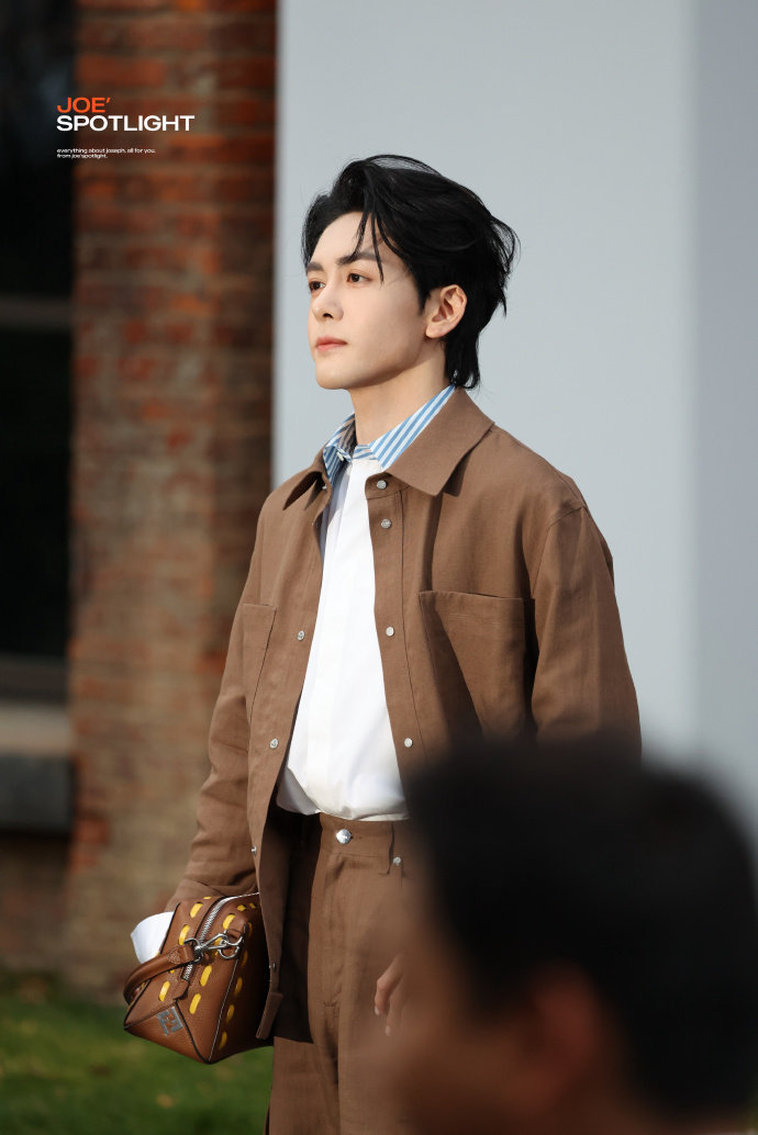 曾舜晞这个出场太帅太潇洒了曾舜晞矜贵舒展曾舜晞出场状态好绝，身形线条流畅，仪态大