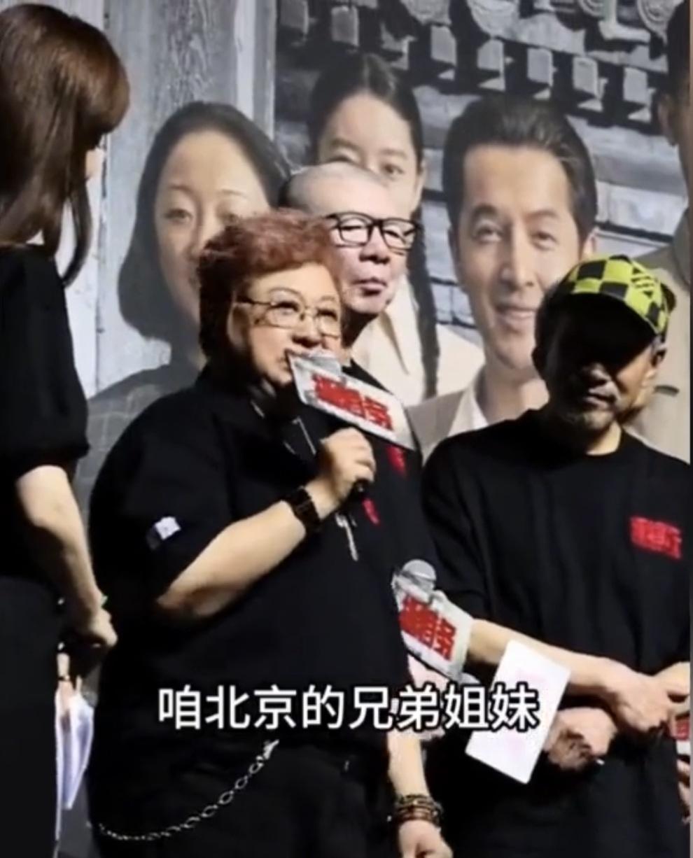 最近看到韩红公益的负面报道频出，曾经的公益标杆形象跌落神坛。大众总爱造神，将理想