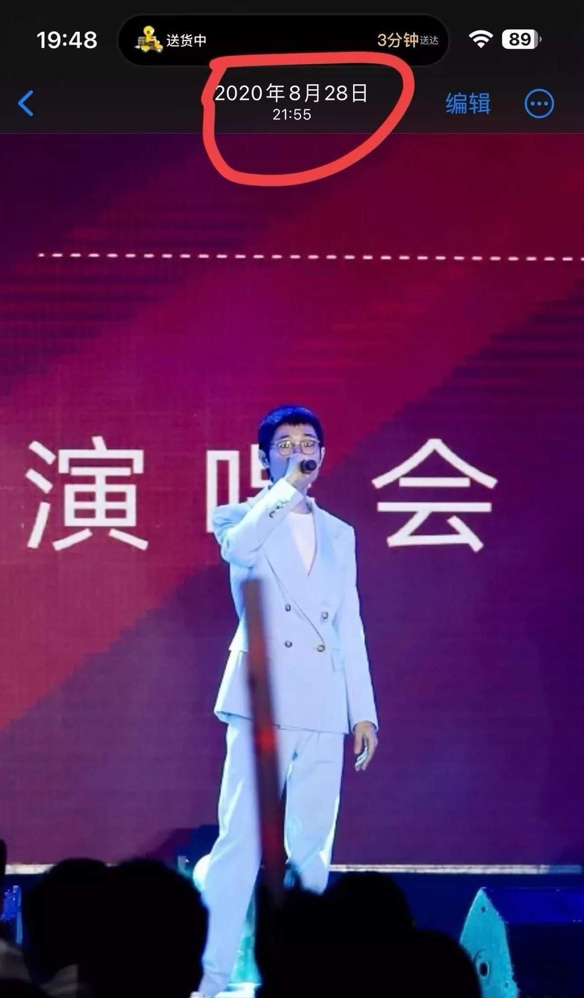 李行亮一件西装穿了四年 李行亮这套蓝色西装从2020年到至今穿了4年，不管去哪儿