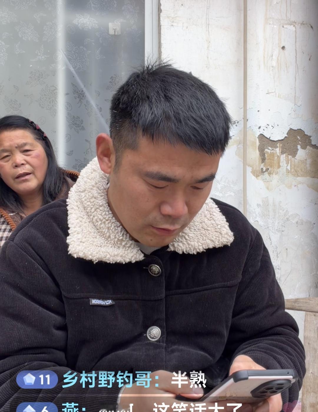 1万张嘴等牛肉，老板人间蒸发。
阿杜妈攥着200块配菜，手抖成筛子，9点01分，