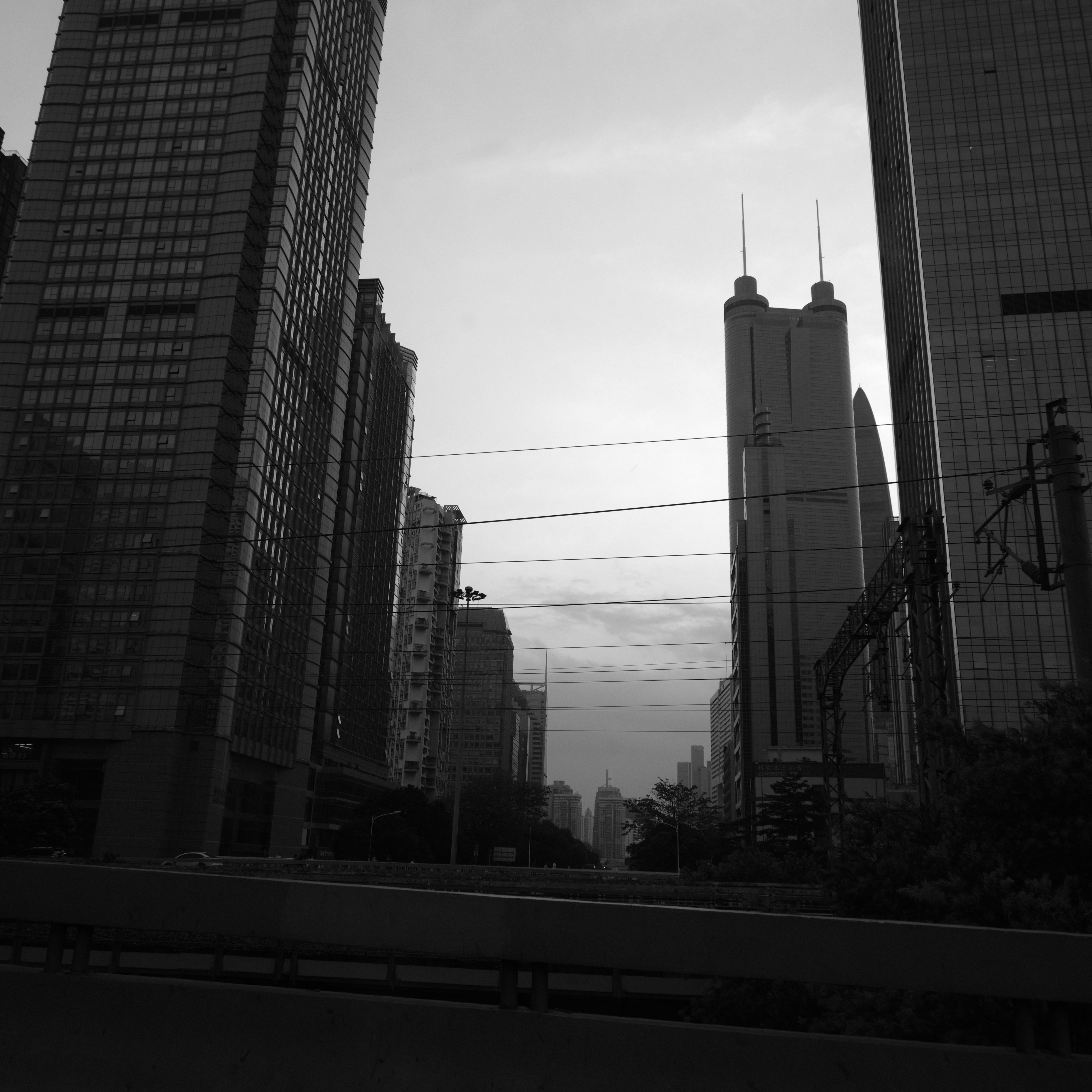 新款的S90也就长这样，线条有够少的，托马斯还是强啊！r5每日一记极星2