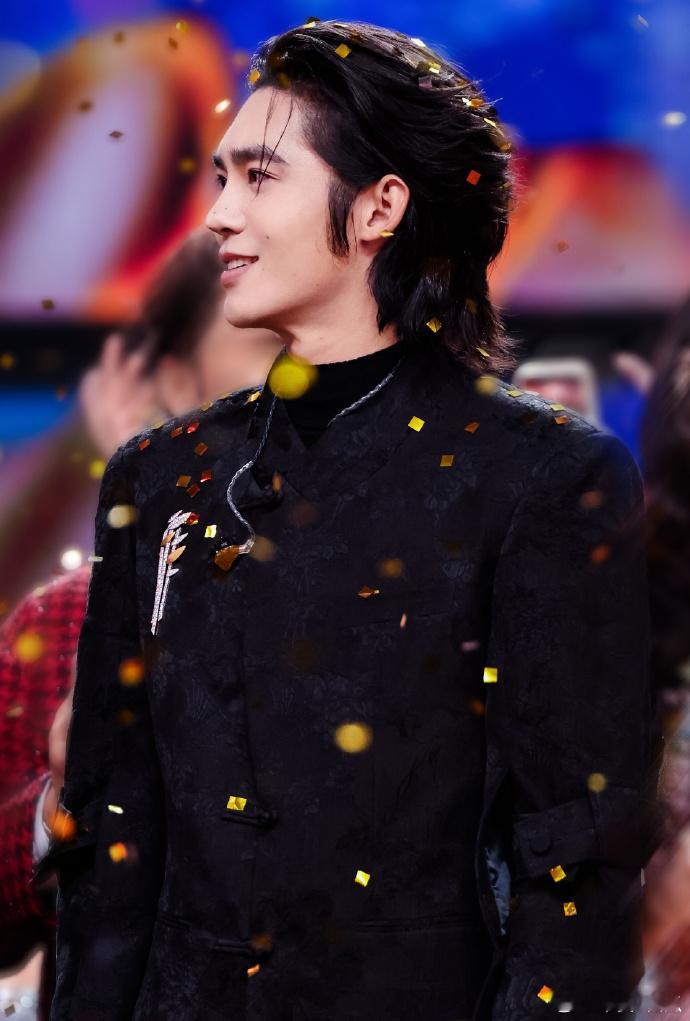 于适来跨年修话筒了 于适跨年舞台封神！全开麦自弹自唱《乘船》观赏性拉满，还顺手修