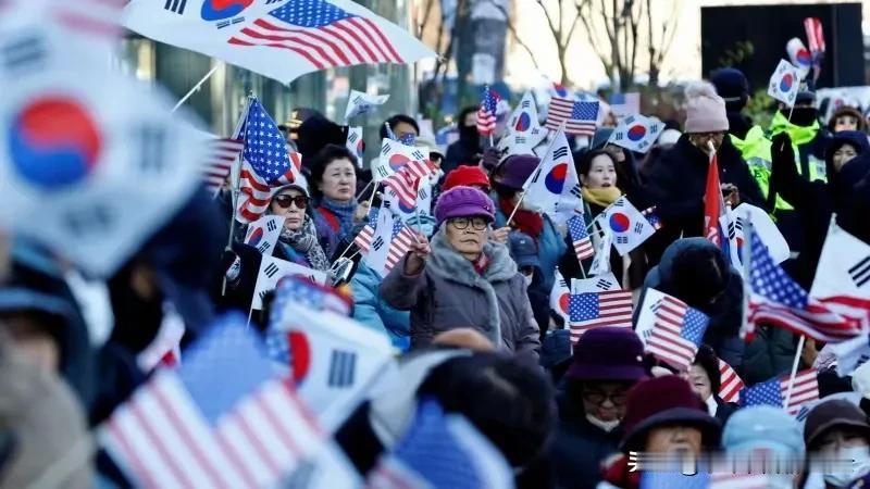 近日，尹锡悦出狱了，韩国国内十万民众举行集会，，高呼尹锡悦下台。

令人感到疑惑