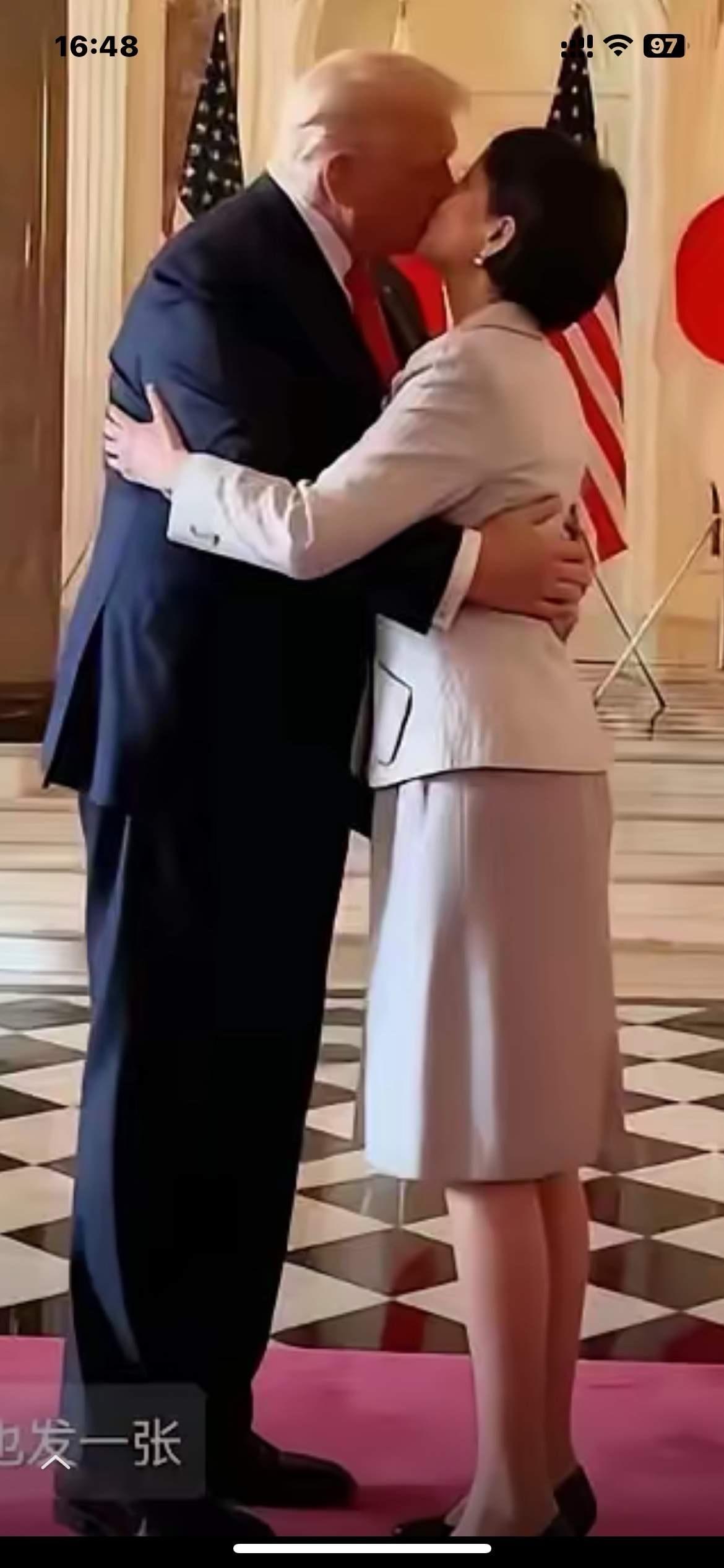 看到这一幕，真的让人看不懂了。这两个国家的总统行的究竟是哪门子礼节。有明白的知内