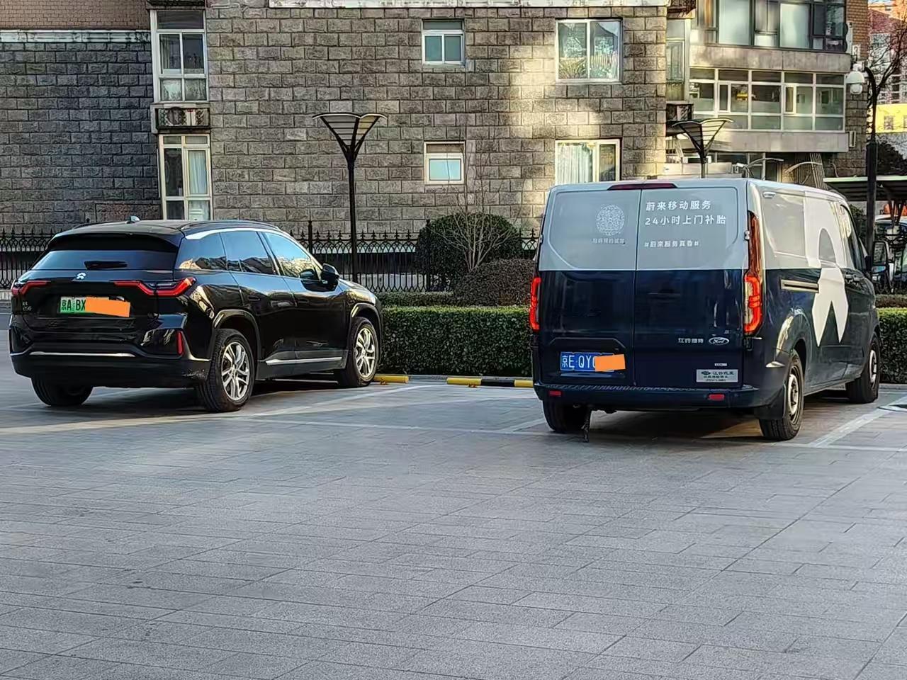 意外发现了个很有意思的事情，蔚来汽车的服务车居然是燃油车。
这辆车应该是专门帮蔚