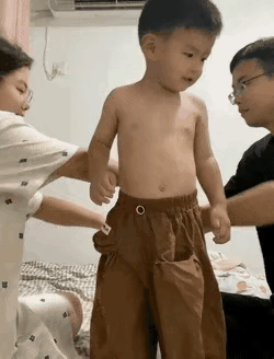 孩子：两个老登[捂脸]