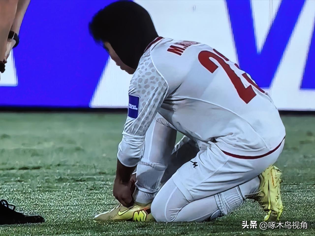 亚洲杯上的伊朗女足也真是令人怜悯，家里炮火连天，赛后有没有家都是未知数，这边还得