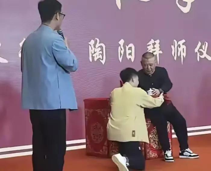 郭德纲收徒陶阳，又捅了马蜂窝。
很多人酸言酸语，说他自己就是对着遗像拜师的，根本