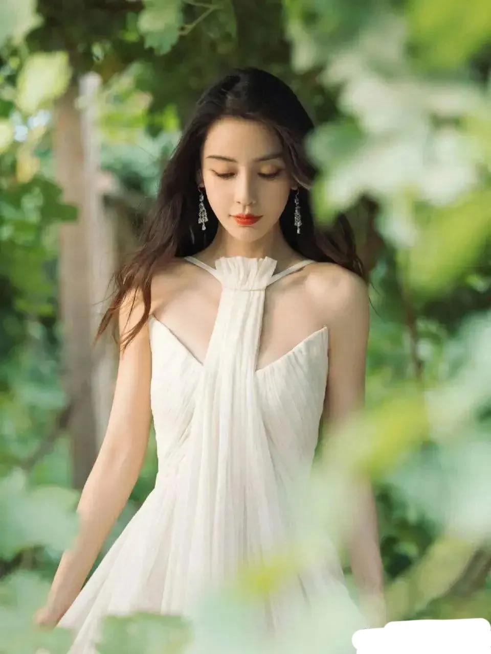 angelababy，一袭白裙漫步林间，宛如精灵清新脱俗，美得让人窒息！