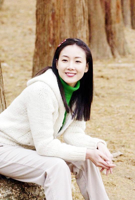 崔智友｜从韩流白月光到 49 岁辣妈，骨感穿搭 + 敢爱敢恨太圈粉
“惟真，就算