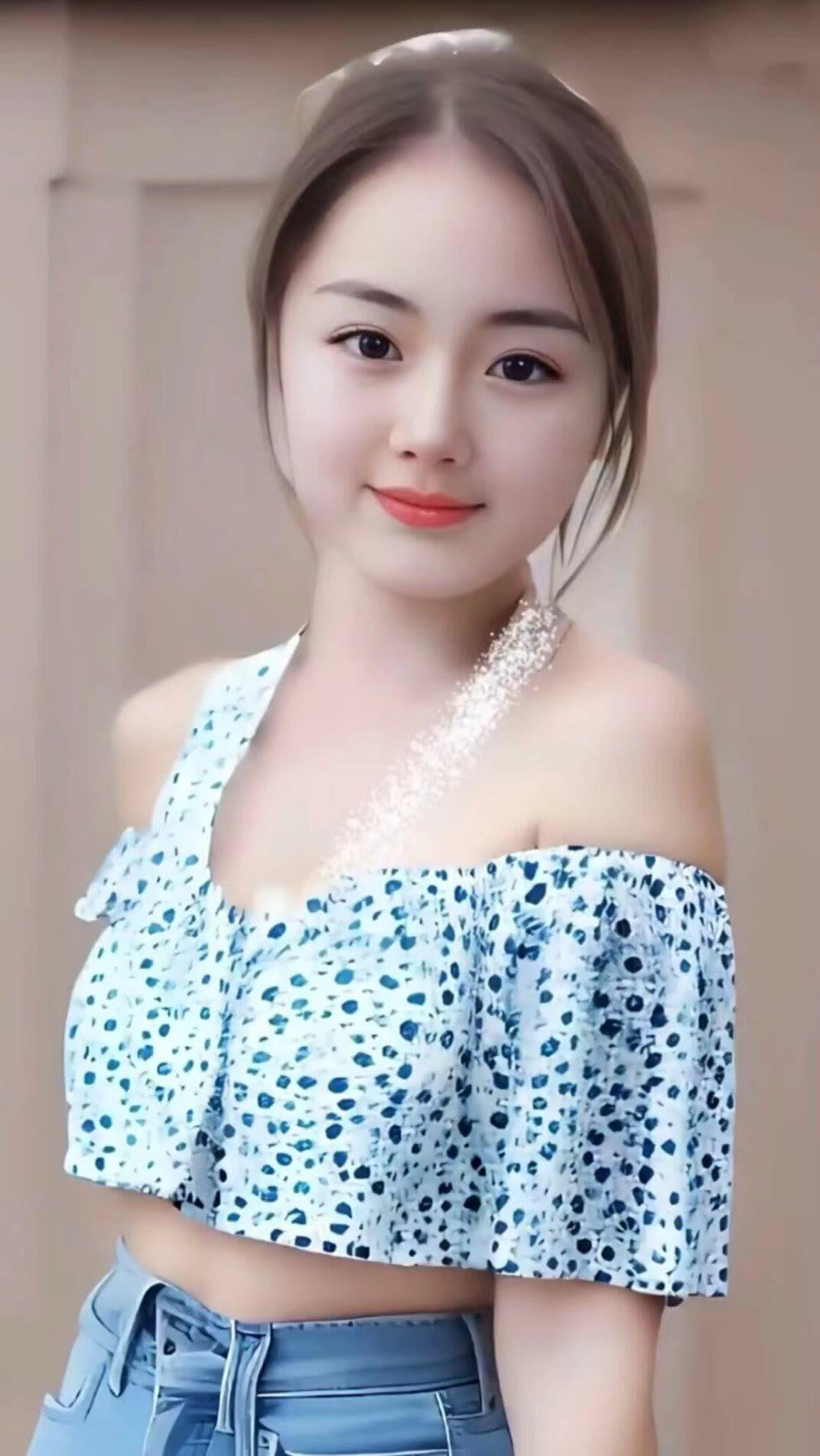 夏日清新穿搭指南：蓝点露肩上衣+牛仔裤，轻松出街！🌞👗👖