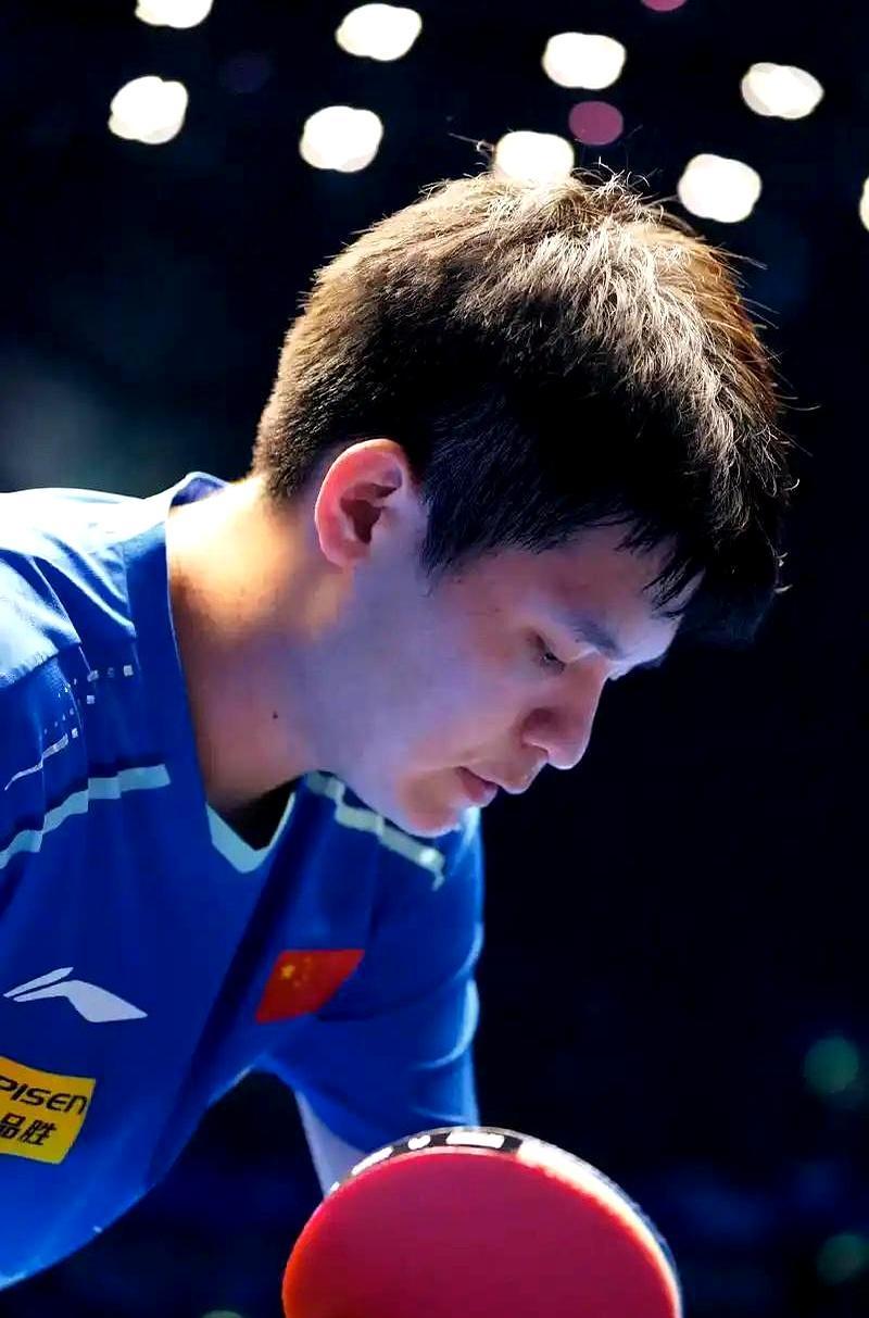 摧毁世界第一的，往往不是技术，是算计。
 
新加坡大满贯赛场，比分死咬在8平。林