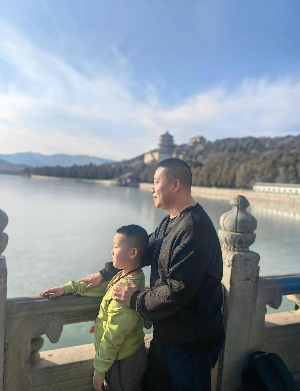 东北的冬天，风像刀子，但家门一推，热气扑脸。
妈妈熬的酸菜粉条，爸在炕头抽烟，烟