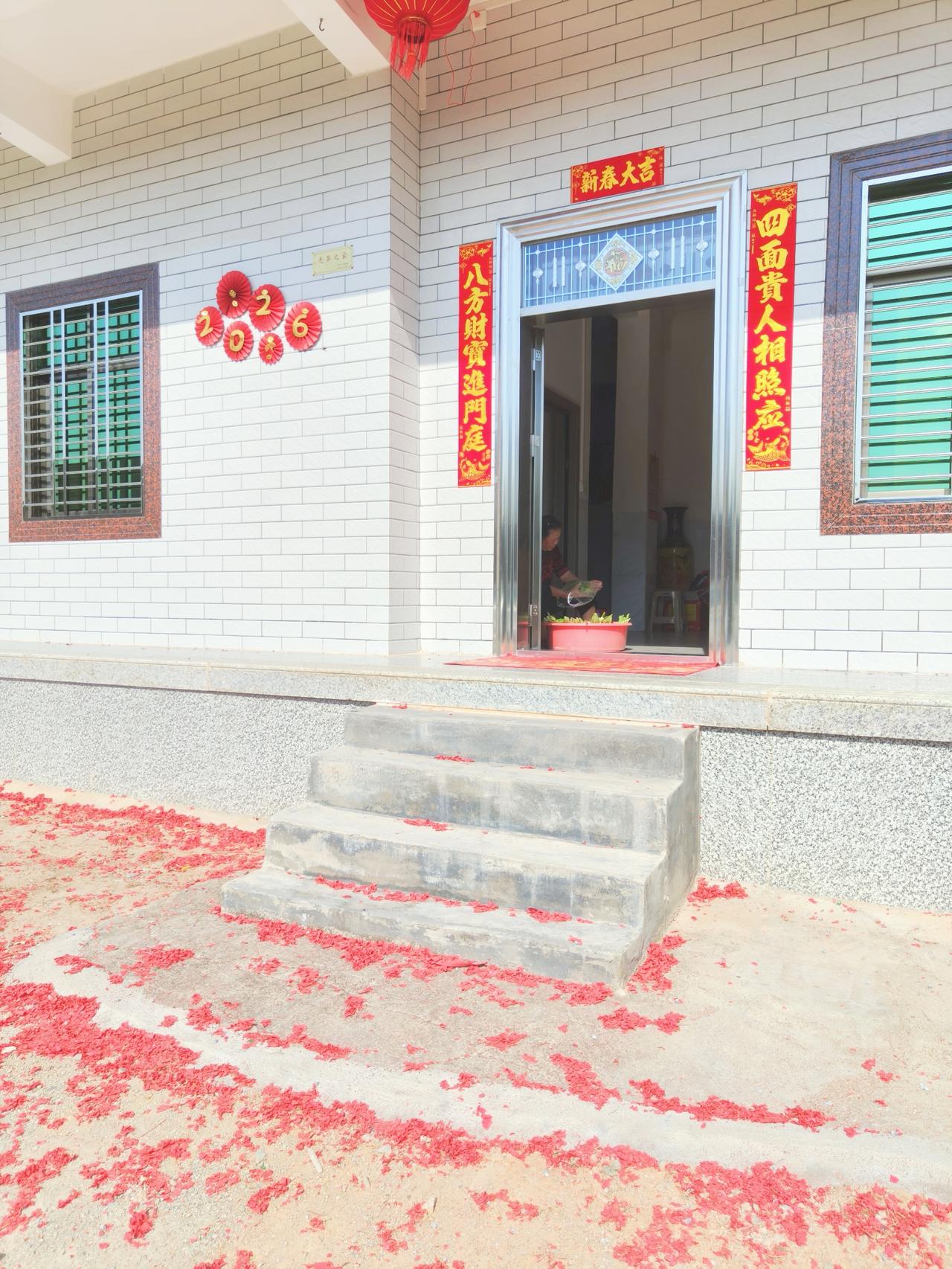 过大年了！现在是大年29除夕夜下午，你们的年夜饭准备好了吗，我们刚贴完对联，放了