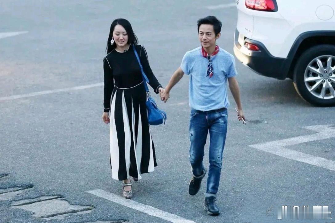 何炅和杨钰莹现身街头，牵手画面超温馨！何炅状态年轻得让人惊讶，杨钰莹也依旧美丽动