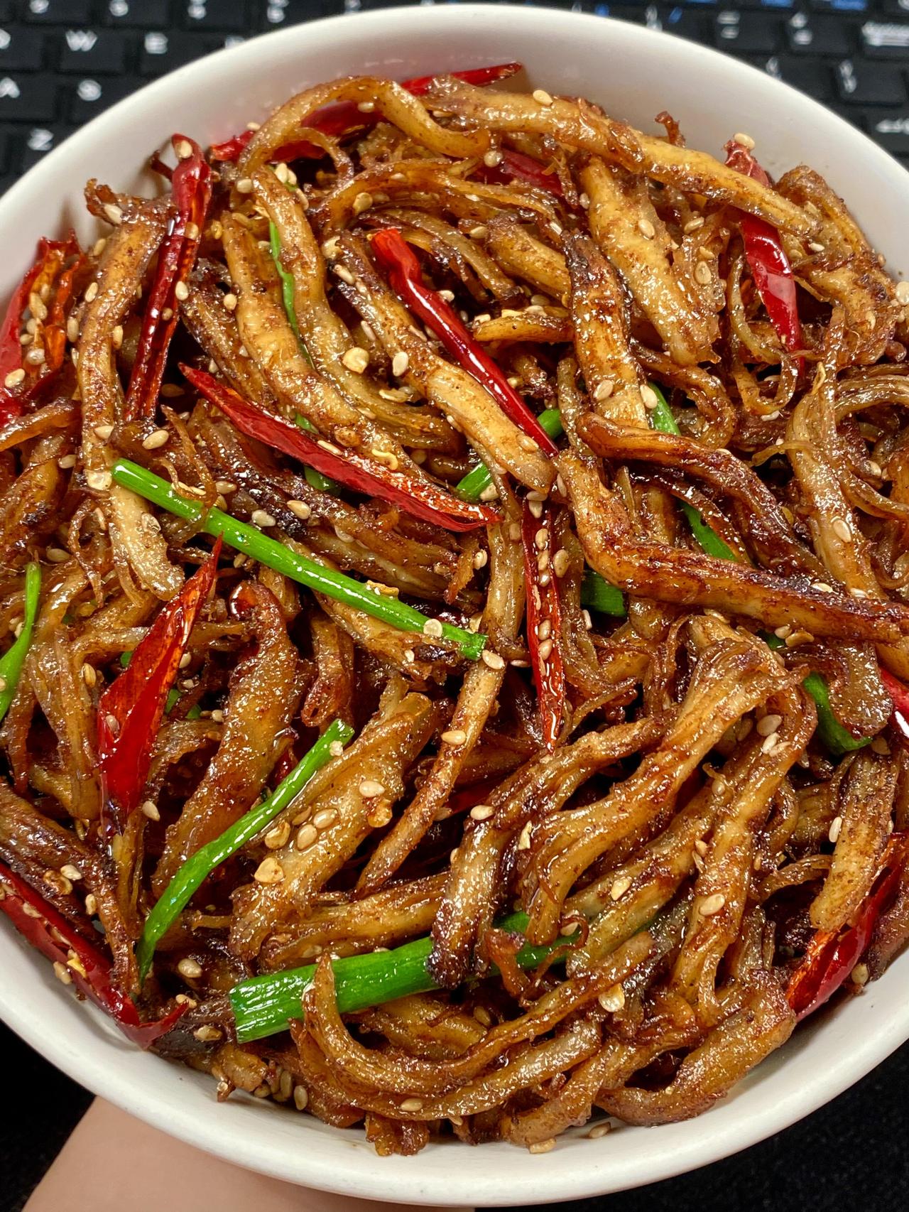 真心安利大家试试这道麻辣鸡丝，出锅香气直接填满整个屋子！口感麻辣酥脆，每一丝鸡肉