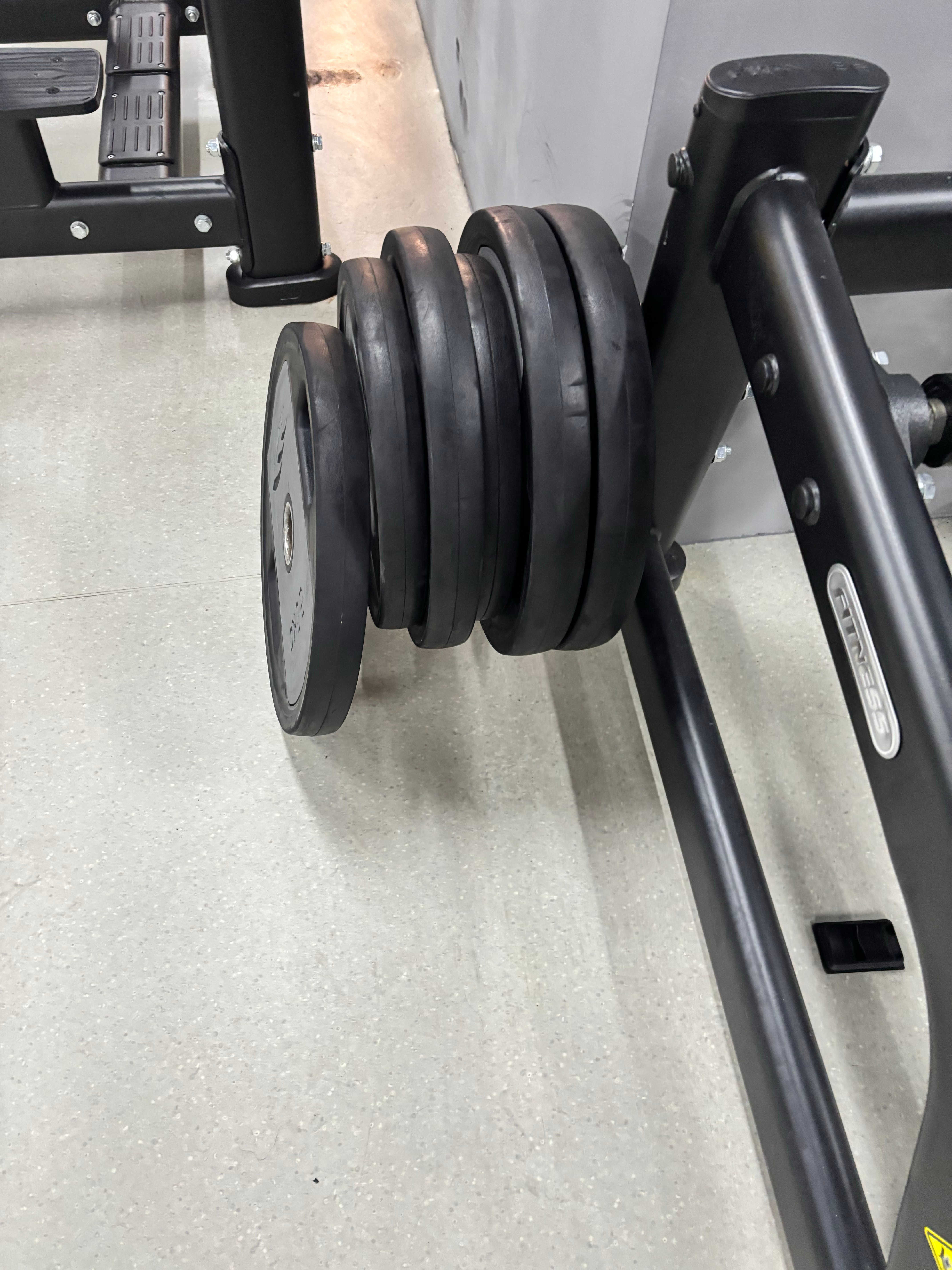 虚假的健身：找个器械做标准动作做组真实的健身：卸哑铃片
