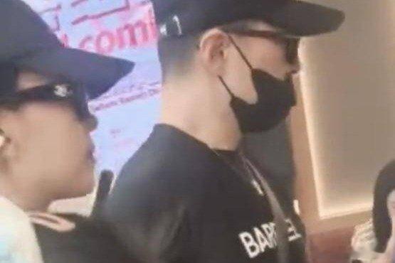 凤凰新闻【汪峰带女友三亚度假！森林北穿泳装蜂腰翘臀，女儿撅嘴表情吸睛】2月14日