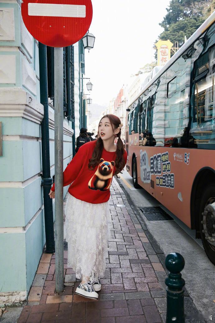   澳门大学文学博士文吉儿提名金莲花  厉害了！96 年的文吉儿带着《一起长大的