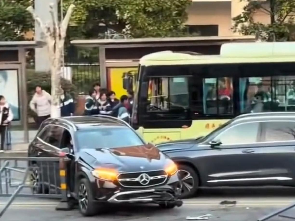 “太解气了！”江西省九江市，一车主曝光自己在九江职业大学濂溪校区与一奔驰车发生碰