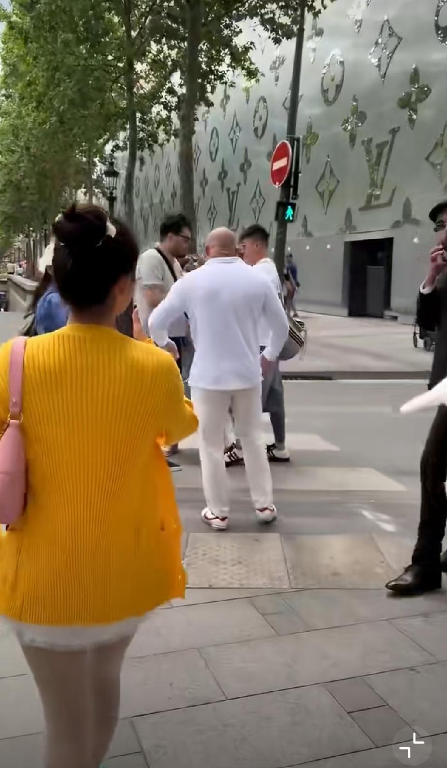 一群中国聋哑游客在法国游玩时，同行朋友的钱包险些被偷走，一行人当场拦下了一男一女