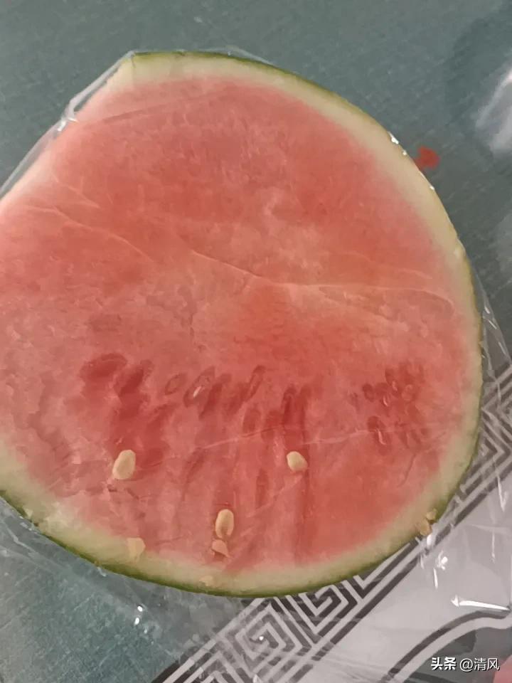 现在的西瓜卖到四块多一斤，应该是大棚的吧？

也不知道用没用催熟剂，不过尝着还挺