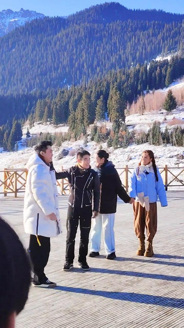 这是新疆天山天池，就是号称传说中瑶池，所有的都觉得这就是神仙住的地方。小大爷换了