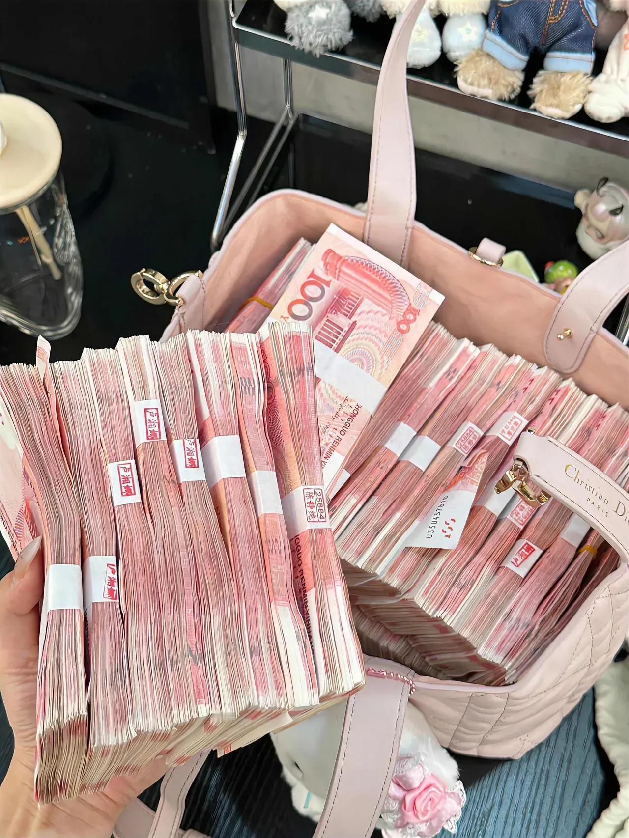 千万不要乱花钱！
千万不要乱花钱！
多少存点钱，
听说2025年可能是，
往后5