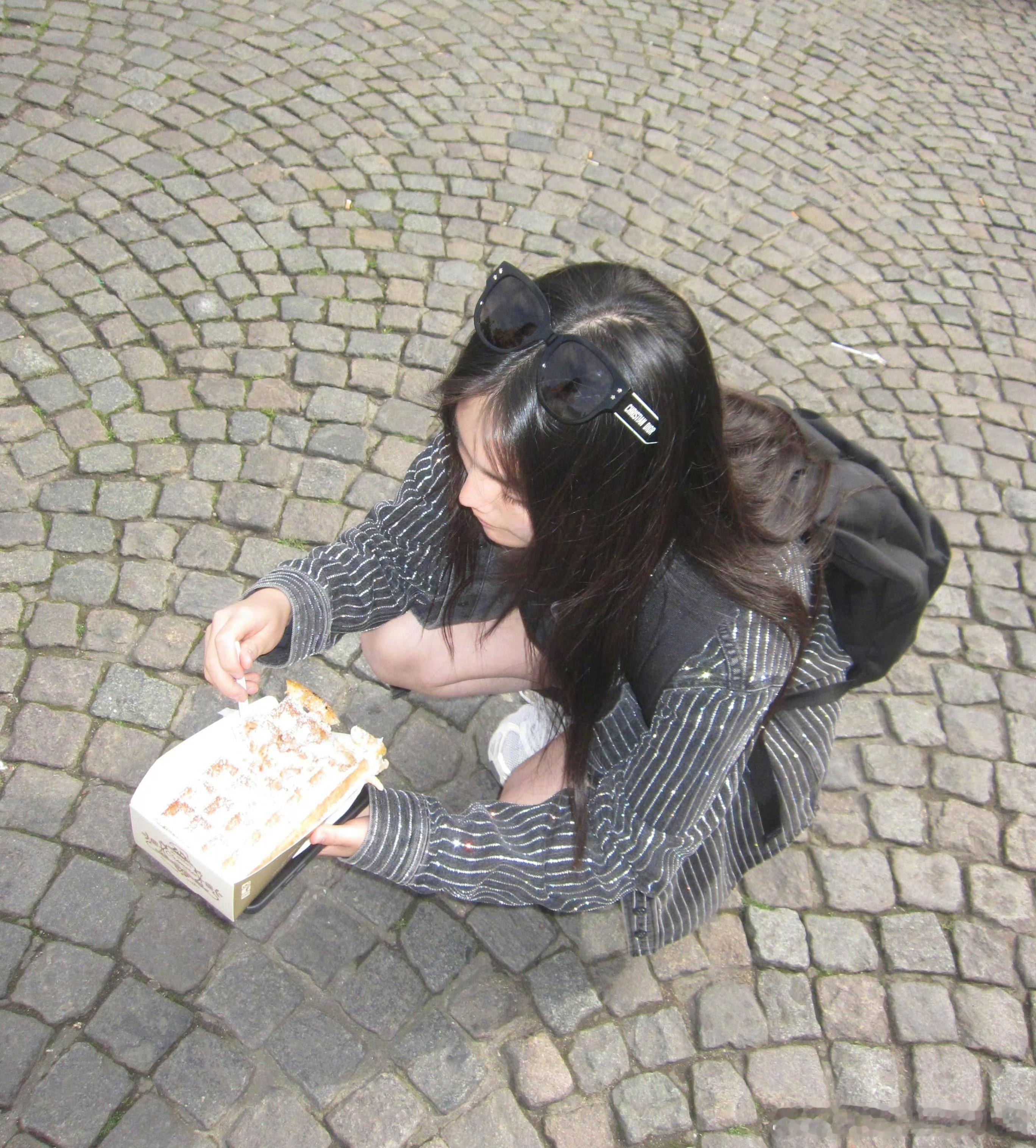 #王诗龄与同学一起旅行# 王诗龄与同学一起旅行，一行人去比利时游玩了。#王诗龄与