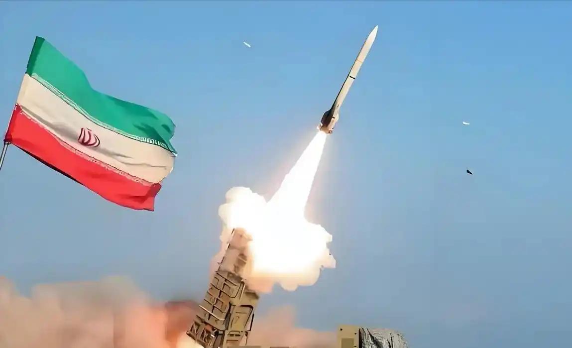 伊朗在封锁下发展本土武器有自己的一套路数。它放弃常规军备竞赛，聚焦非对称武器。像