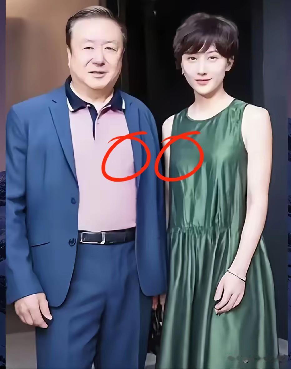 她挤走原配邬倩倩，鸠占鹊巢与大自己30岁的尤小刚结婚，现如今老公74岁儿子8岁，
