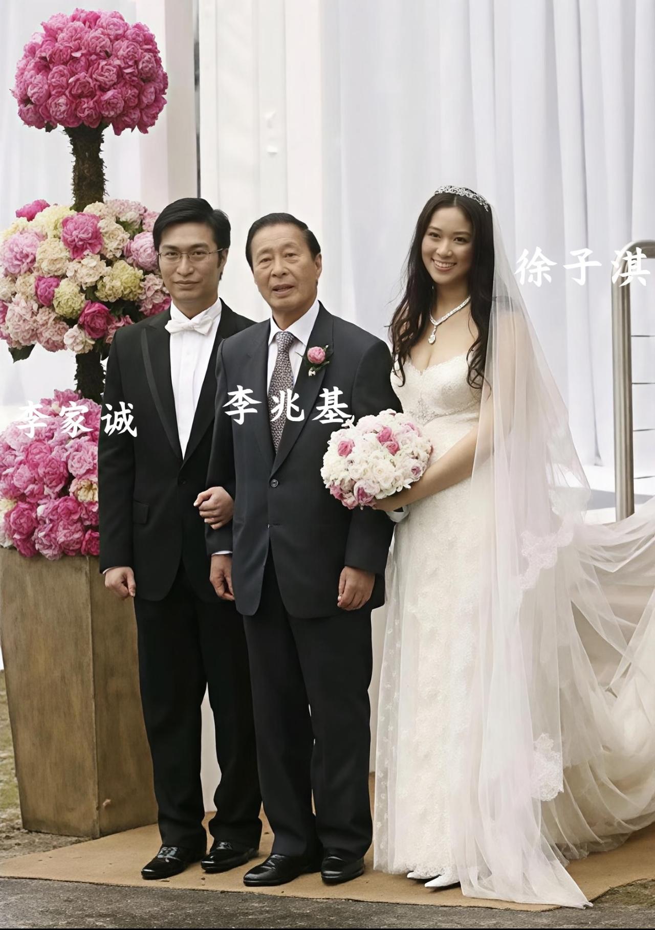 很多人说徐子淇是“靠脸嫁入顶级豪门的幸运儿”，其实真没那么简单。这张是2006年