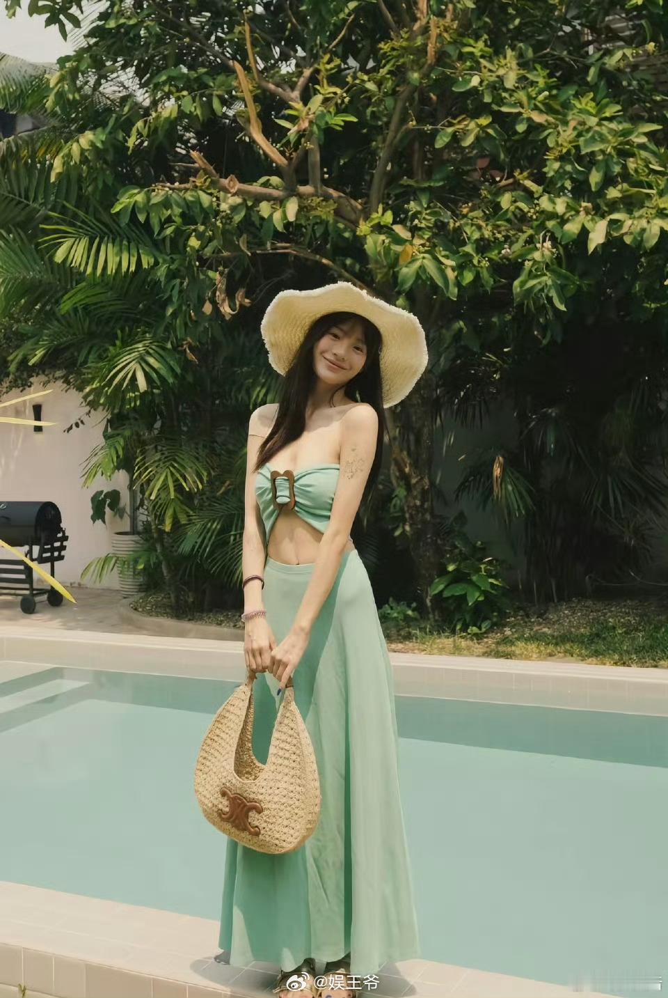小鱼海棠这个身材也太好了吧 小鱼海棠晒比基尼照，这个身材也太好了吧！小鱼海棠身材