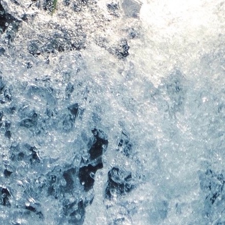 人生就是生活的过程。哪能没有风没有雨？正是因为有了风雨的洗礼，才能看见斑斓的彩虹