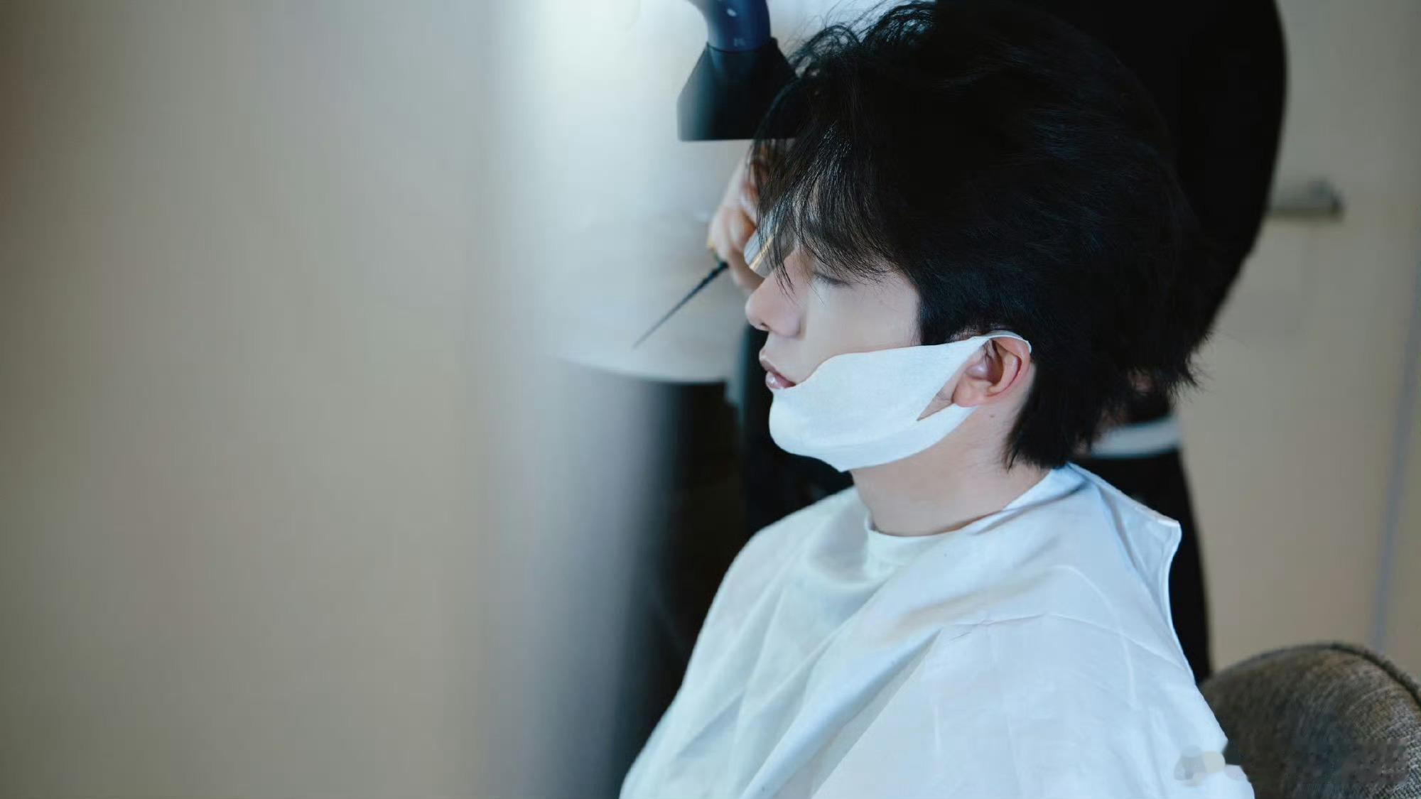 张新成飞驰人生3路演实时健身 三亚路演现场水灵灵就开始健身了，本哥你是真不把粉丝