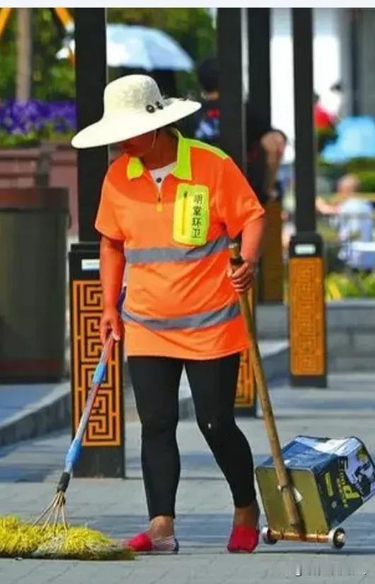 老姐中午好，阅读佳作，深有感触。城市文明，离不开农村务工者的付出。千家万户的垃圾