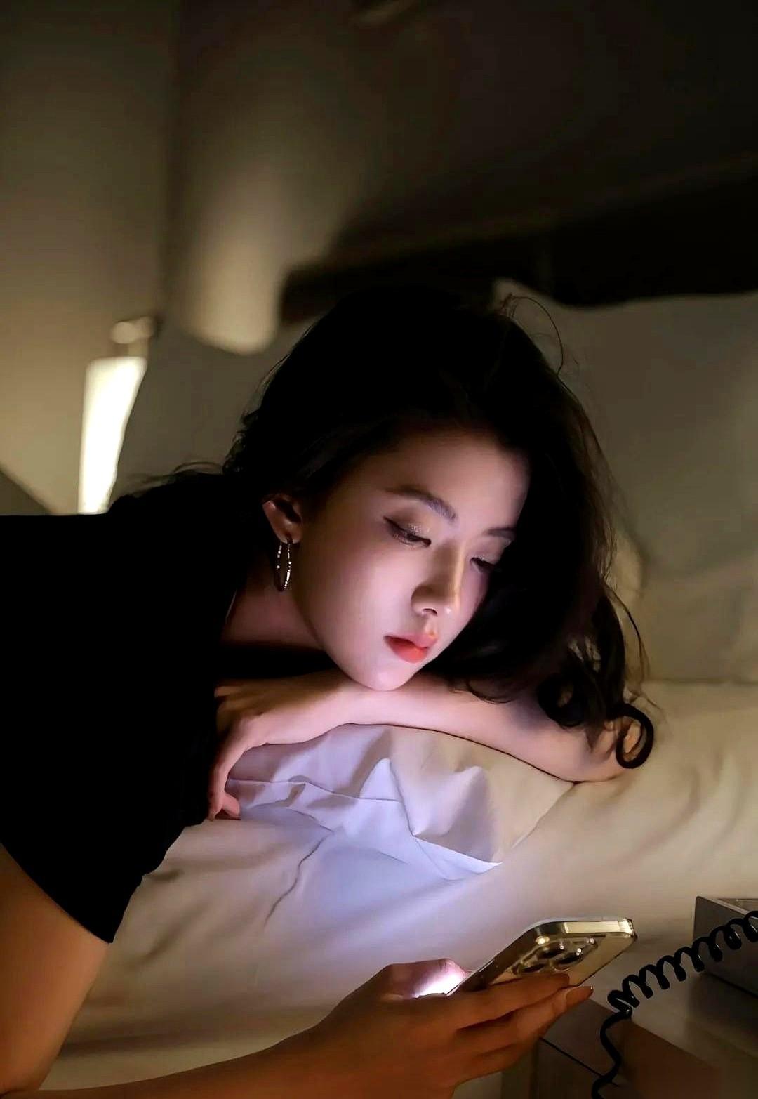 我卡里还剩382块5毛6的时候，一个几乎没说过话的女总监，给我打了50万。
然后