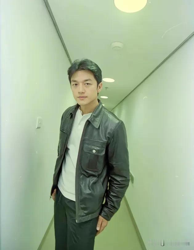 有时候在想，李亚鹏这小子究竟有什么魅力？能让周迅、王菲、柯蓝都曾对他死心塌地，这