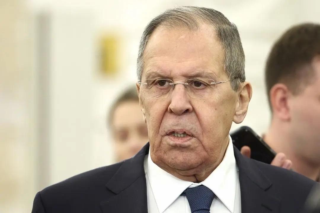 完了，俄罗斯意识到又被美国骗了。据参考消息报道，俄外长拉夫罗夫在接受媒体采访时抱