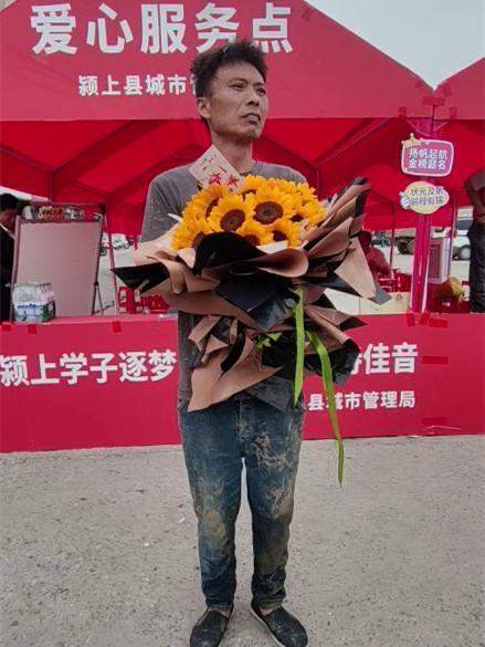 🔥 一身泥水，一束向日葵——这才是高考考场外最动人的