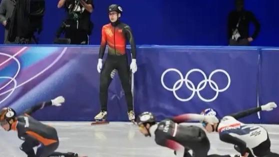北京时间2月15日凌晨，米兰-科尔蒂纳冬奥会短道速滑男子1500米决赛中，中国选