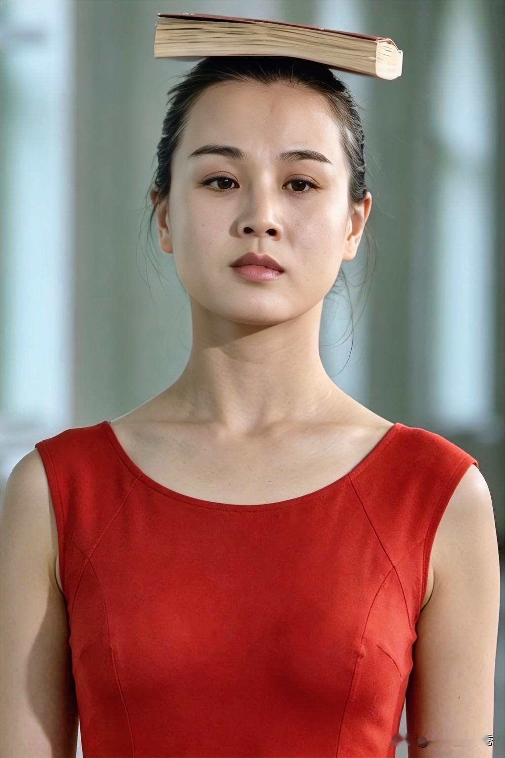 她是90年代“素颜”最美的一位，尤其是那双眼睛，特别的“干净”！

她穿着红色的