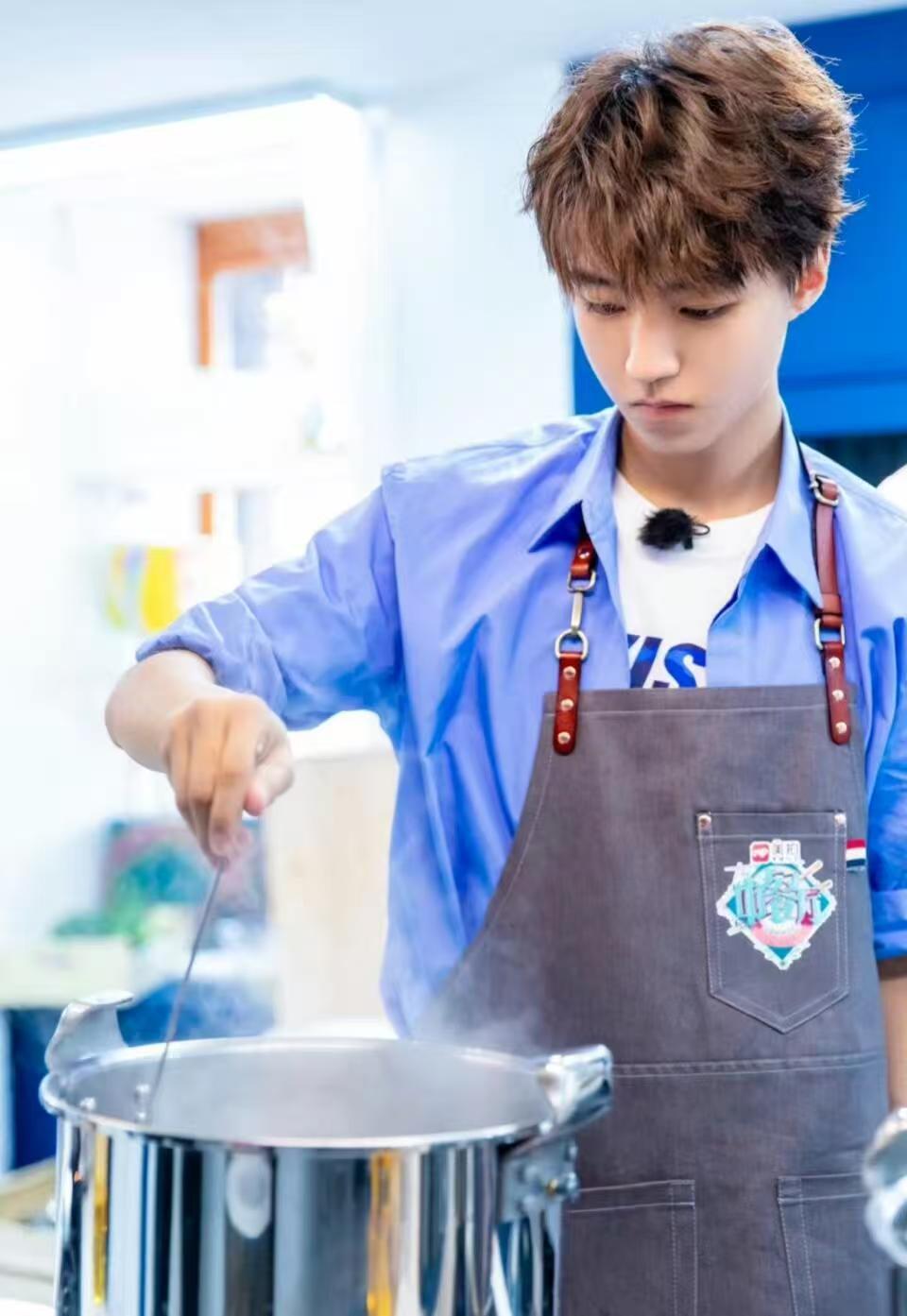 王俊凯单手颠锅小凯单手颠锅的样子真的又帅又可爱，一边做饭还能和身边人轻松聊天，状