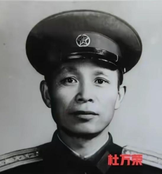 1937年，祁连山脚下的一座煤窑里，土石塌下来封死了窑口。杜万荣和三个战友被埋在
