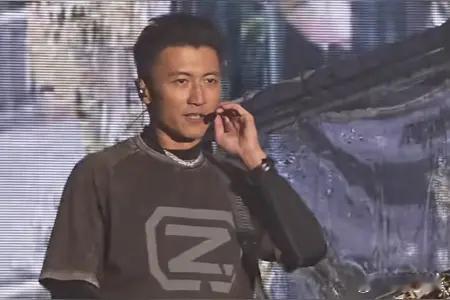 谢霆锋的破洞牛仔裤能看到底裤谢霆锋武汉开唱，一个捂裤子的动作火了。 不扔拨片，不