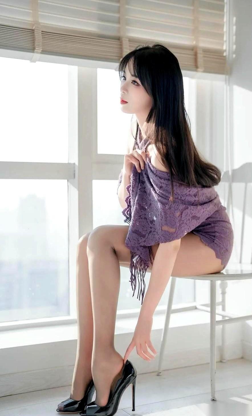 我算是看明白了，有些衣服，根本就不是衣服，是战袍。
就说这身紫色的旗袍。蕾丝，挂