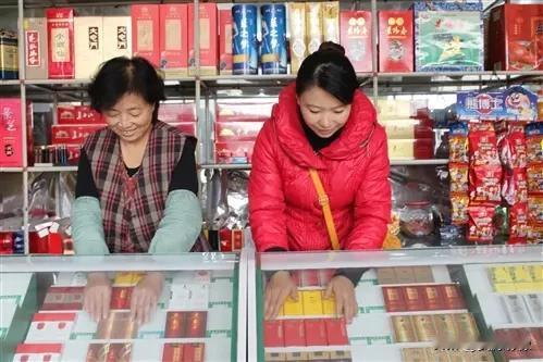 今天去村里一个小卖部买烟，却发现，原来那个卖烟的老板娘不在了，是一个年轻的女孩在